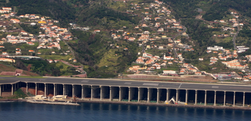 Illustration for article titled Cómo es aterrizar en una pista robada al mar construida sobre pilares